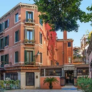 La Fenice Et Des Artistes Venice